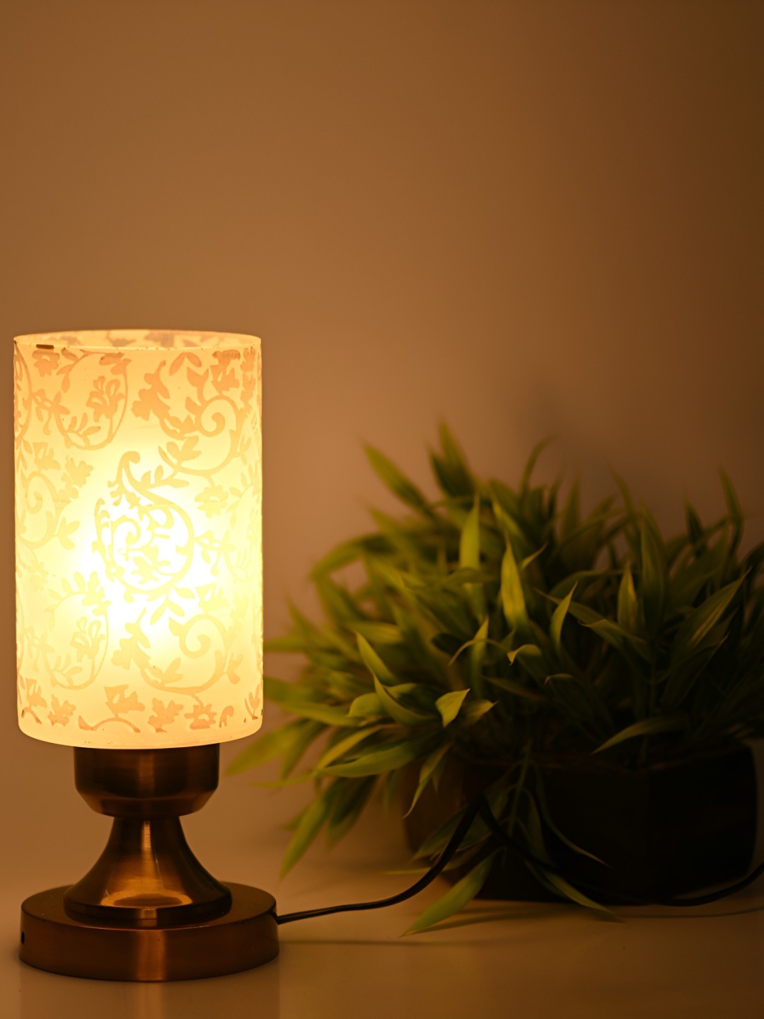 Afast Gold Toned & White Printed Cylindrical Shaped Glass Table Lamp with Adjustable Cord
Afast Gold Toned & White Printed Cylindrical Shaped Glass Table Lamp with Adjustable Cord
