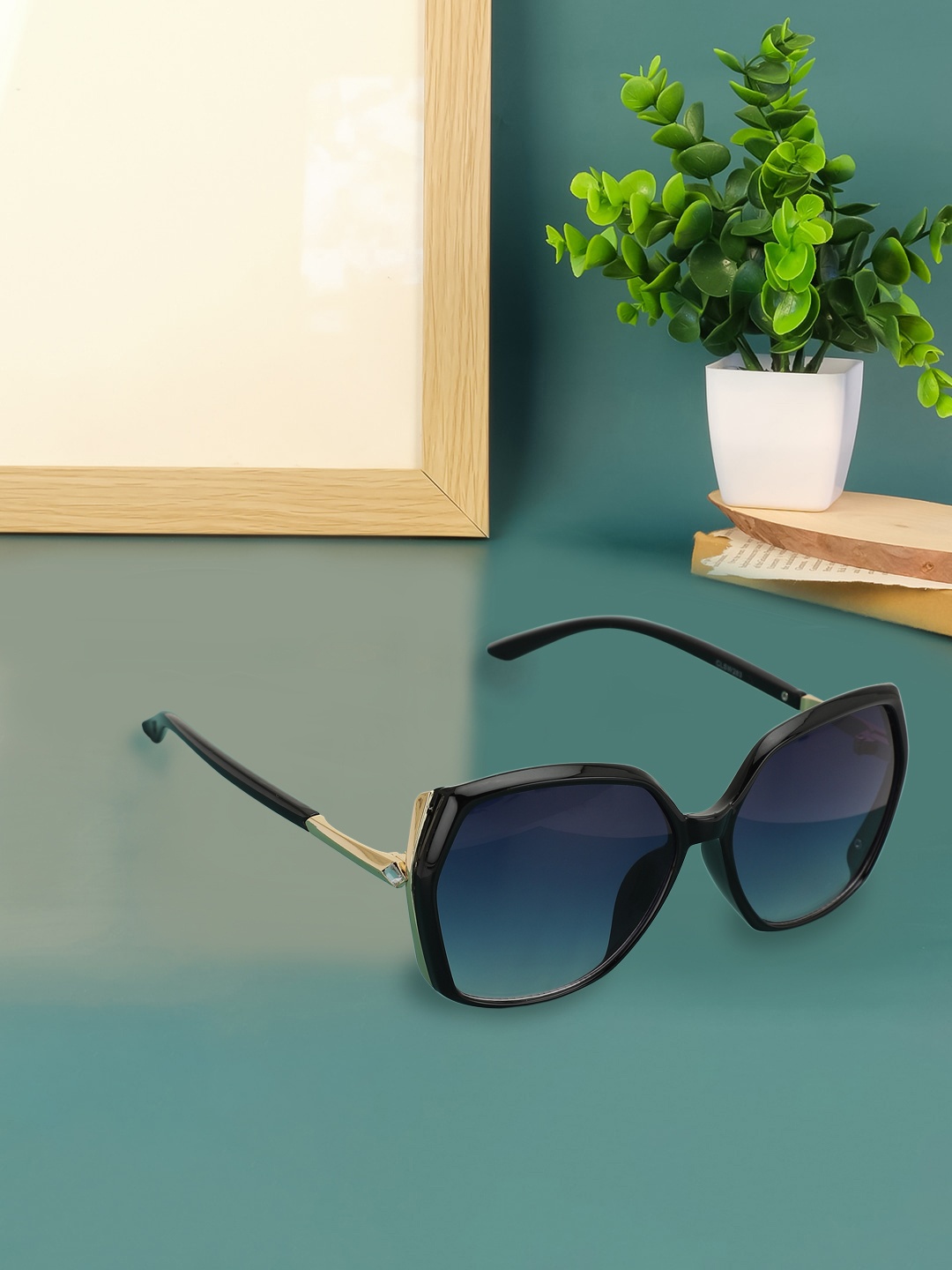 Carlton London Premium Women Oversized Sunglasses with UV Protected Lens CLSW283, Black
Carlton London Premium Women Oversized Sunglasses with UV Protected Lens CLSW283, Black