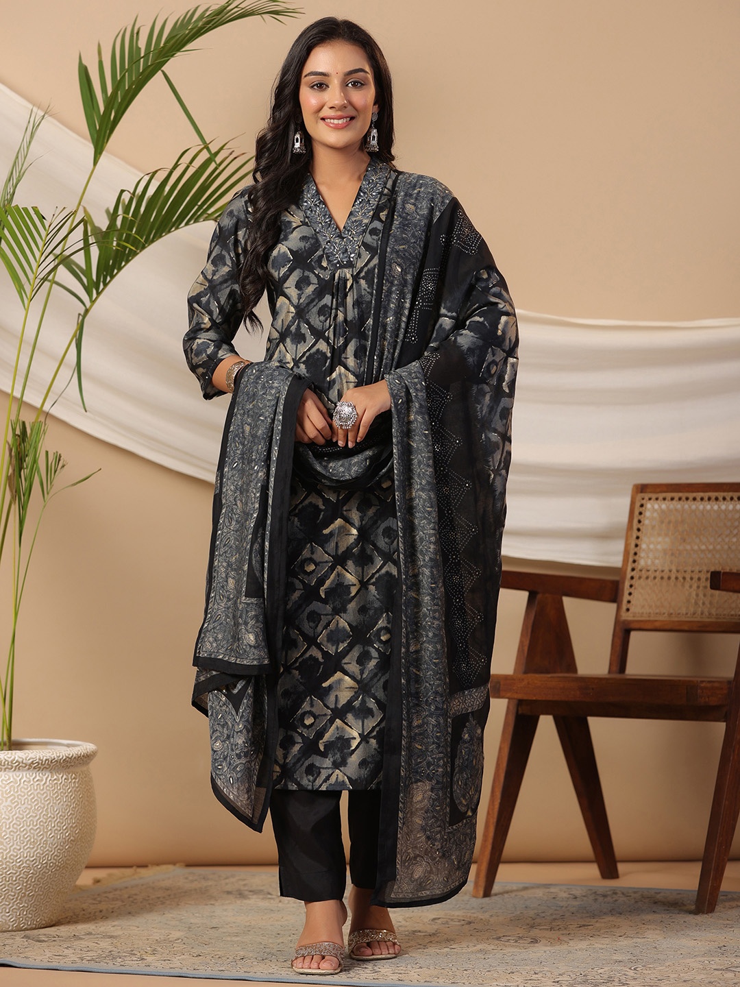PIROH Geometric Printed V-Neck Sequinned Straight Kurta with Trouser & Dupatta, Black
PIROH Geometric Printed V-Neck Sequinned Straight Kurta with Trouser & Dupatta, Black