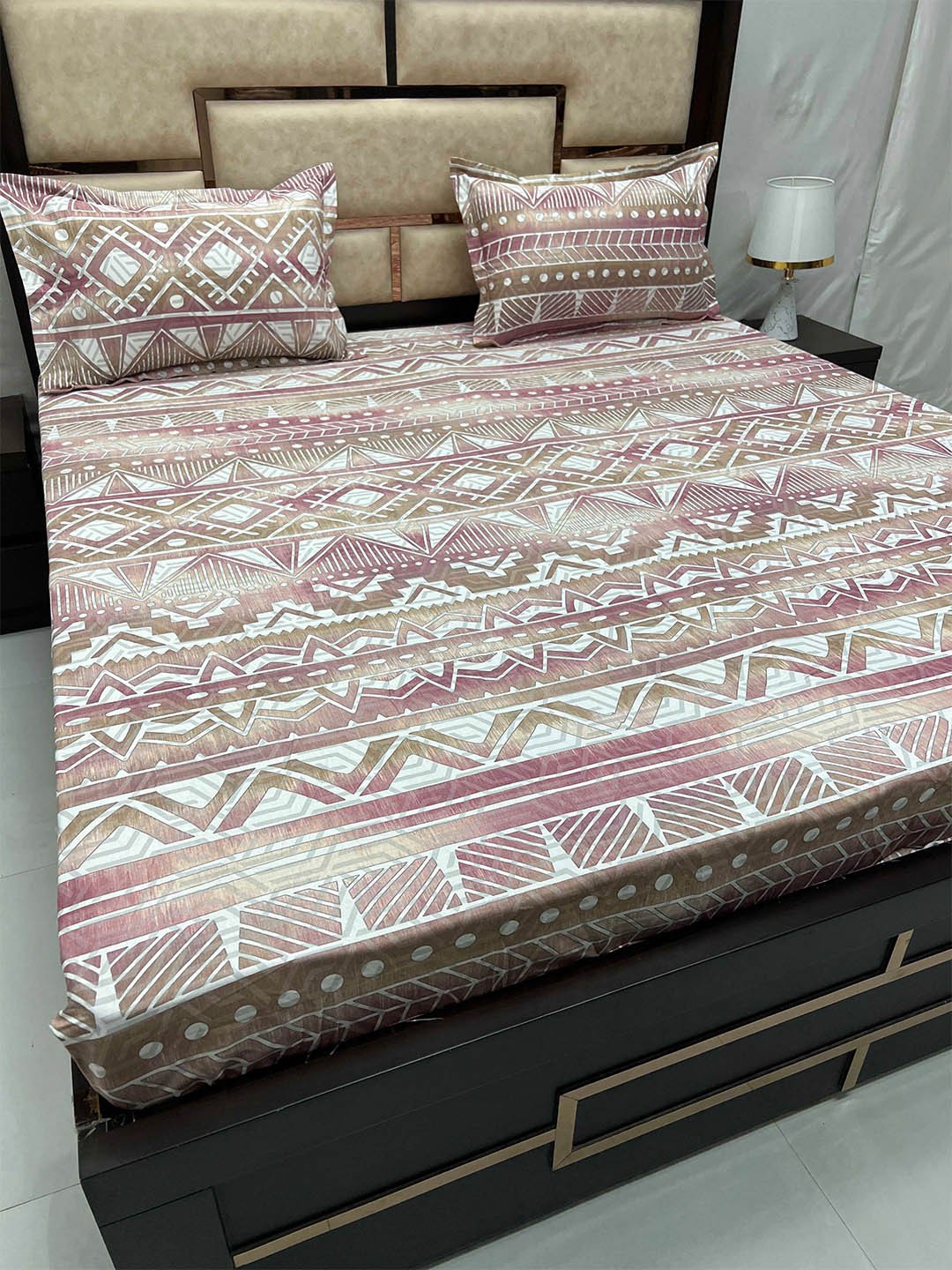 Pure Decor Gem Pink & White Geometric 250 TC King Cotton Bedsheet with 2 Pillow Covers
Pure Decor Gem Pink & White Geometric 250 TC King Cotton Bedsheet with 2 Pillow Covers