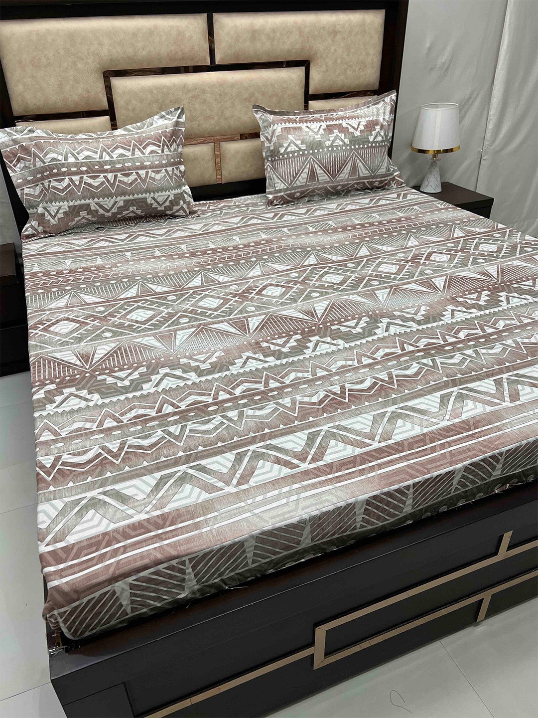 Pure Decor Gem Grey & White Geometric 250 TC King Cotton Bedsheet with 2 Pillow Covers
Pure Decor Gem Grey & White Geometric 250 TC King Cotton Bedsheet with 2 Pillow Covers