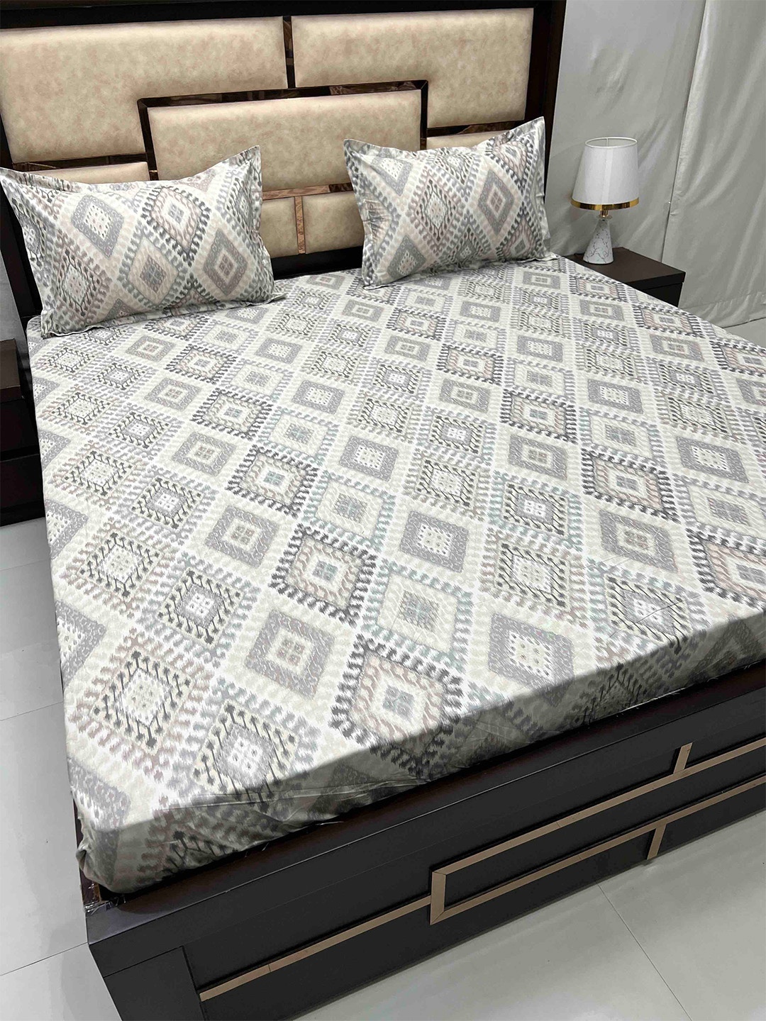 Pure Decor Gem Grey Geometric Cotton 250 TC Super King Fitted Bedsheet & 2 Pillow Covers
Pure Decor Gem Grey Geometric Cotton 250 TC Super King Fitted Bedsheet & 2 Pillow Covers