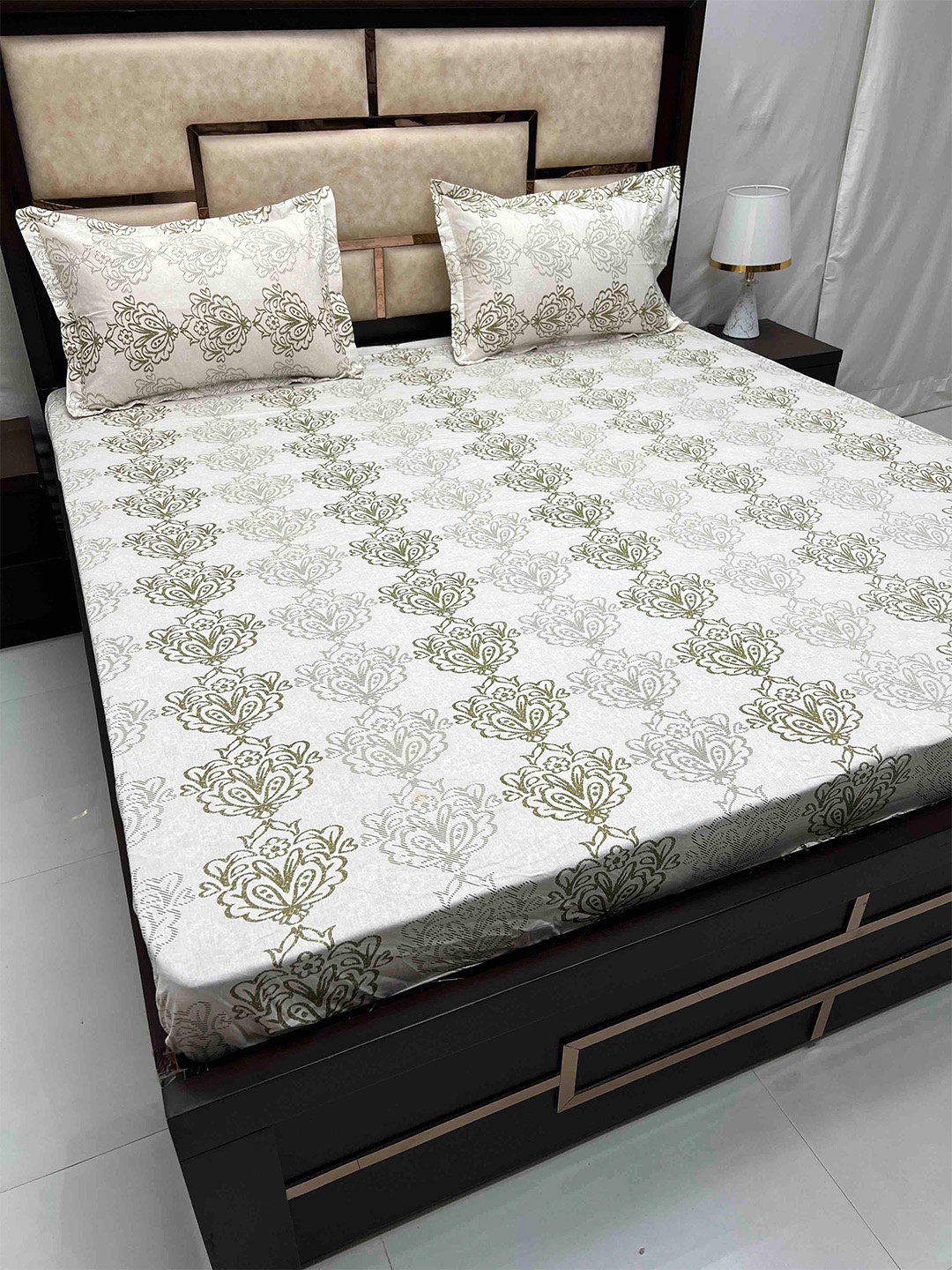 Pure Decor Royal Velar Green Ethnic Prints 330 TC King Bedsheet with 2 Pillow Covers
Pure Decor Royal Velar Green Ethnic Prints 330 TC King Bedsheet with 2 Pillow Covers
