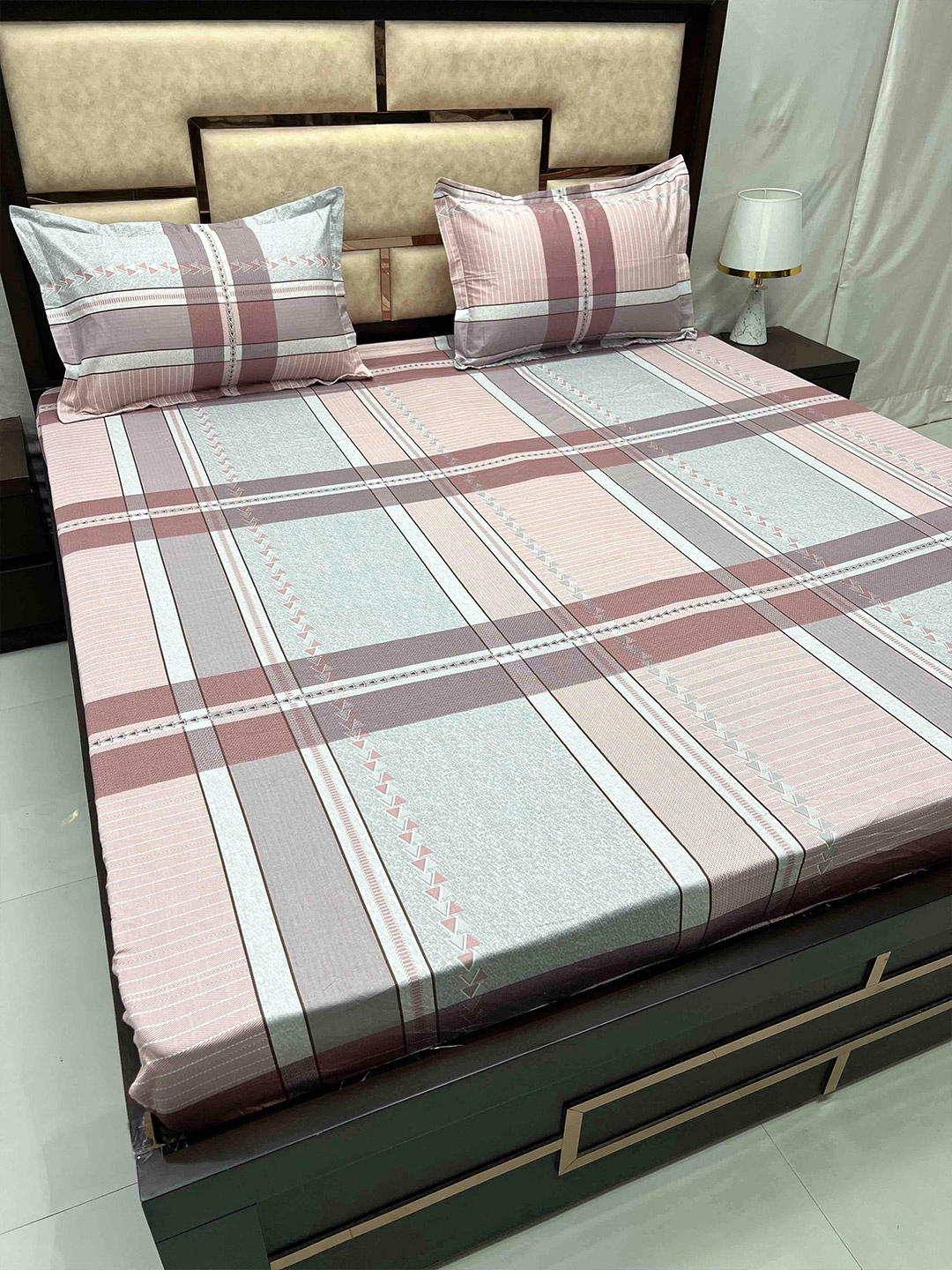 Pure Decor Royal Velar Pink Geometric Cotton 330 TC King Bedsheet with 2 Pillow Covers, White
Pure Decor Royal Velar Pink Geometric Cotton 330 TC King Bedsheet with 2 Pillow Covers, White