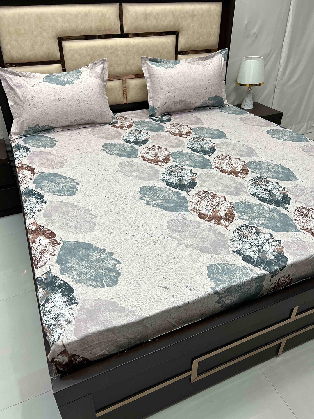 Pure Decor Royal Velar Grey Floral Cotton 330 TC Super King Bedsheet with 2 Pillow Covers
Pure Decor Royal Velar Grey Floral Cotton 330 TC Super King Bedsheet with 2 Pillow Covers