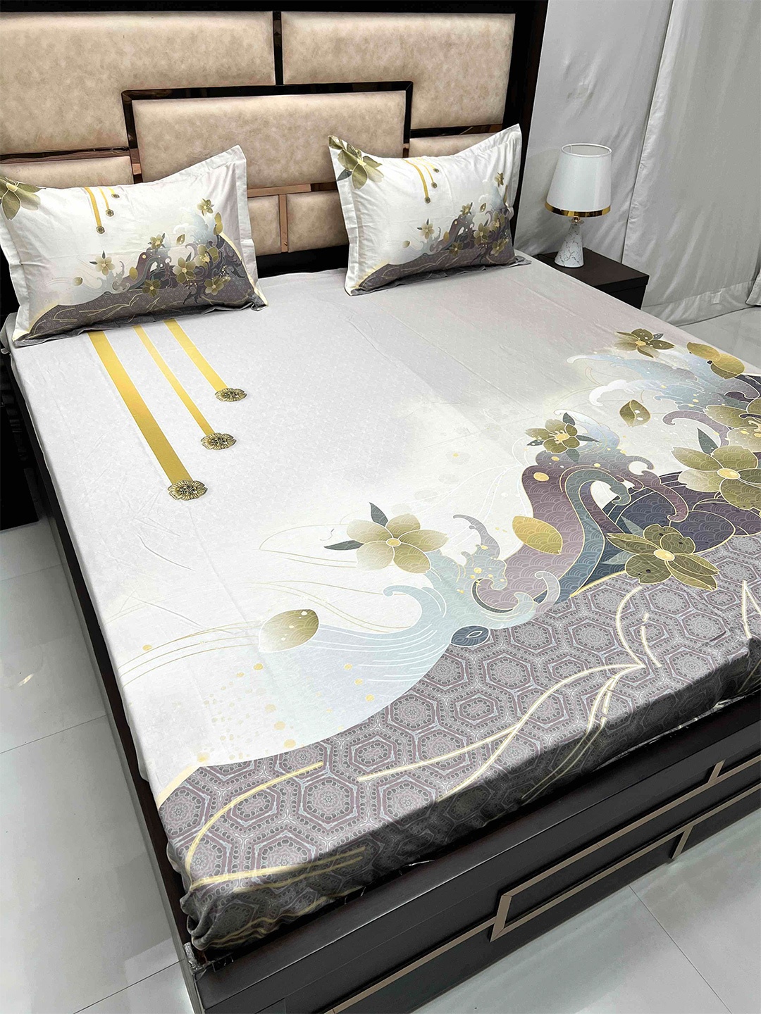 Pure Decor Majestic White & Green Floral 330 TC King Cotton Bedsheet with 2 Pillow Covers
Pure Decor Majestic White & Green Floral 330 TC King Cotton Bedsheet with 2 Pillow Covers