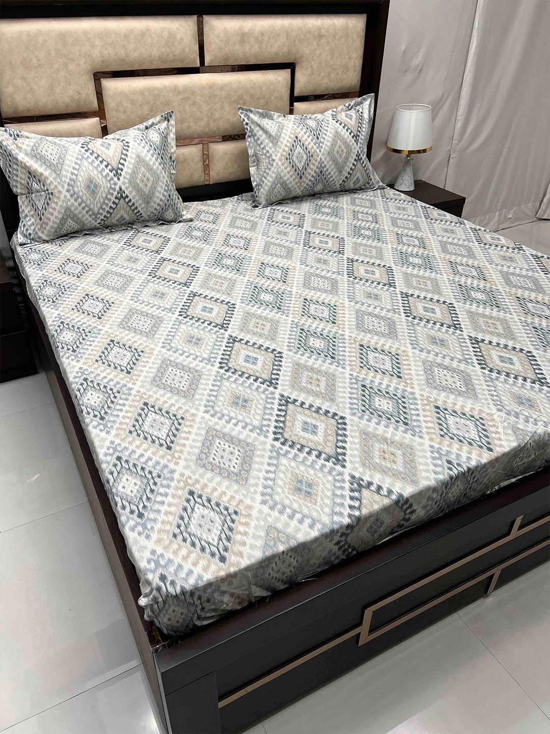 Pure Decor royal velar Grey Geometric Cotton 300 TC King Bedsheet with 2 Pillow Covers, White
Pure Decor royal velar Grey Geometric Cotton 300 TC King Bedsheet with 2 Pillow Covers, White