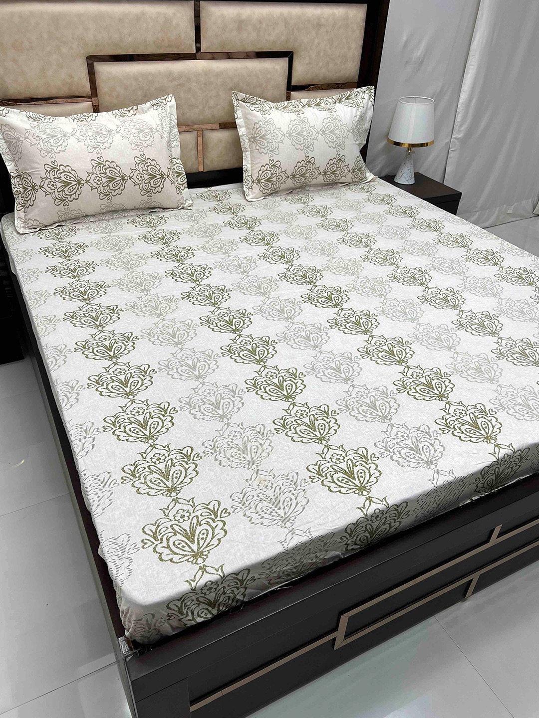 Pure Decor Green & White Floral Cotton 300 TC Super King Bedsheet with 2 Pillow Covers
Pure Decor Green & White Floral Cotton 300 TC Super King Bedsheet with 2 Pillow Covers
