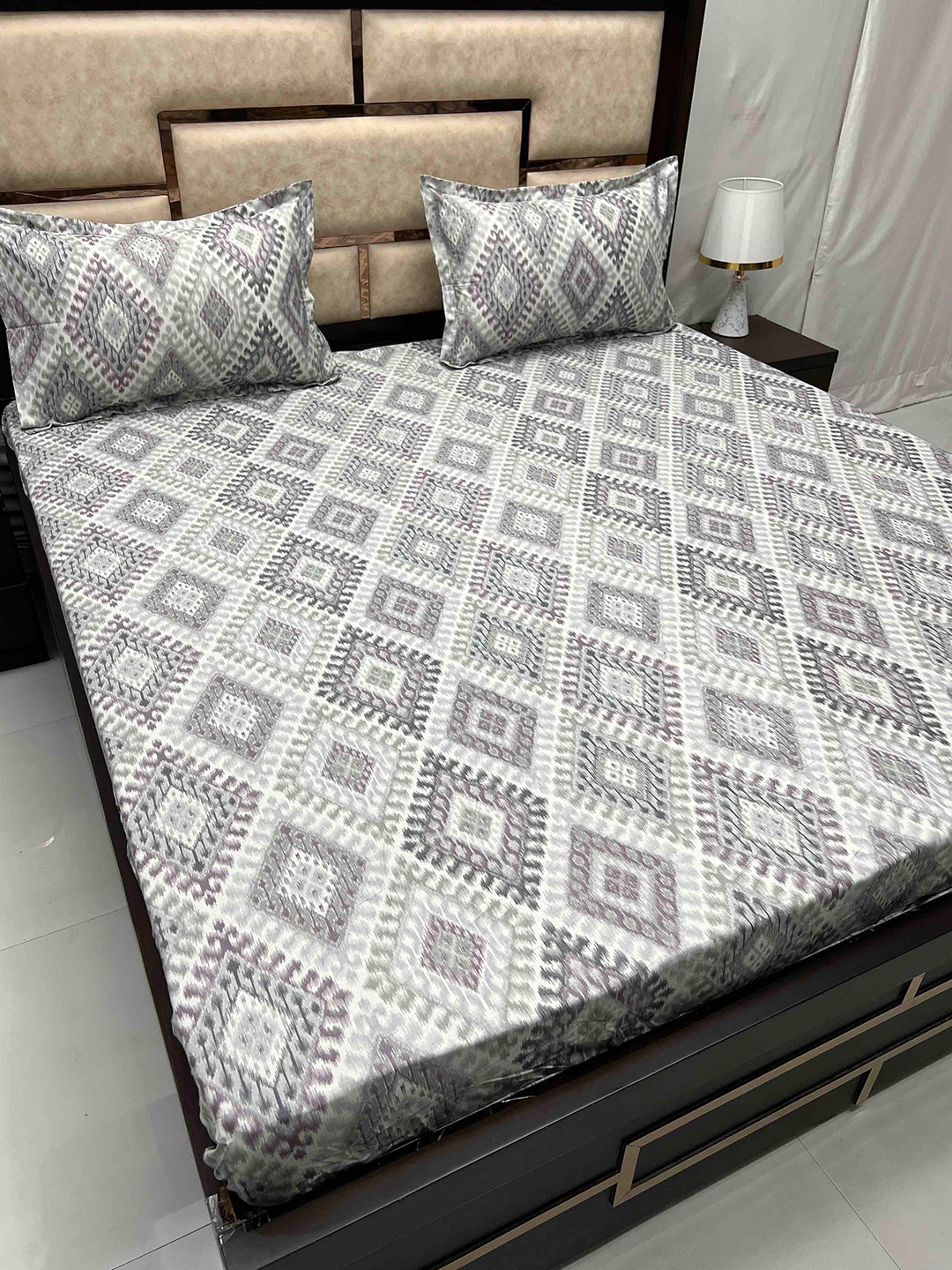 Pure Decor Gem White & Grey Geometric Cotton 240 TC King Bedsheet with 2 Pillow Covers
Pure Decor Gem White & Grey Geometric Cotton 240 TC King Bedsheet with 2 Pillow Covers