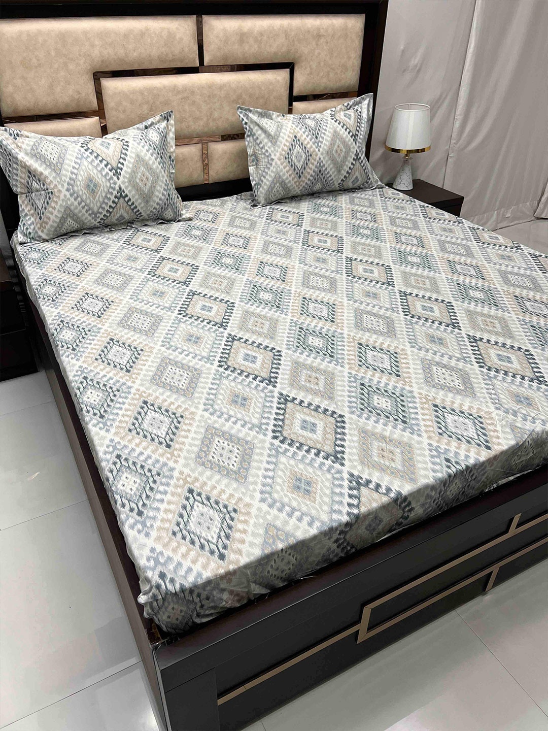 Pure Decor Gem Grey Geometric Cotton 240 TC Fitted King Bedsheet with 2 Pillow Covers
Pure Decor Gem Grey Geometric Cotton 240 TC Fitted King Bedsheet with 2 Pillow Covers