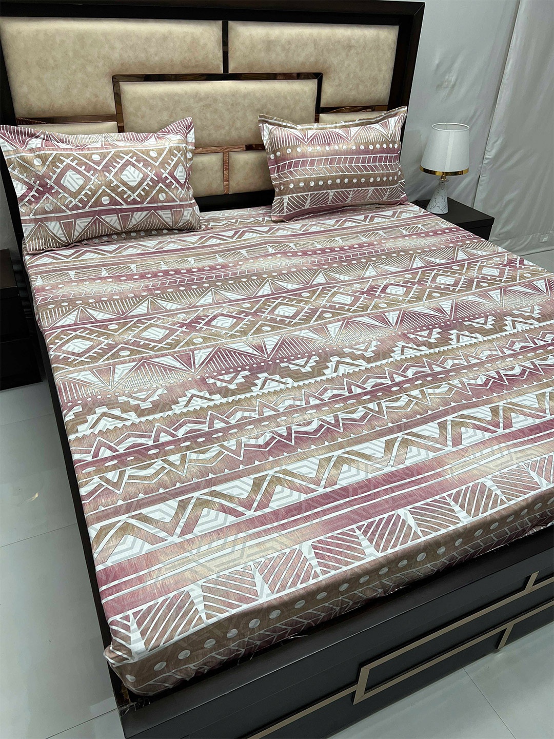 Pure Decor Brown & White Geometric 240 TC Cotton Fitted King Bedsheet with 2 Pillow Covers
Pure Decor Brown & White Geometric 240 TC Cotton Fitted King Bedsheet with 2 Pillow Covers