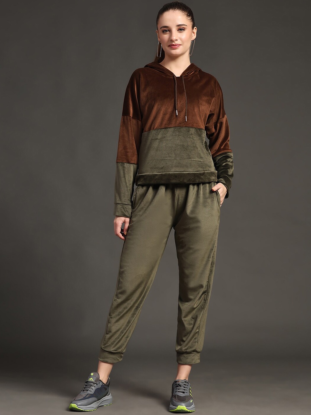 Ziva Fashion Colourblocked Hooded Neck Oversized Pure Wool Sweatshirt With Joggers, Green
Ziva Fashion Colourblocked Hooded Neck Oversized Pure Wool Sweatshirt With Joggers, Green