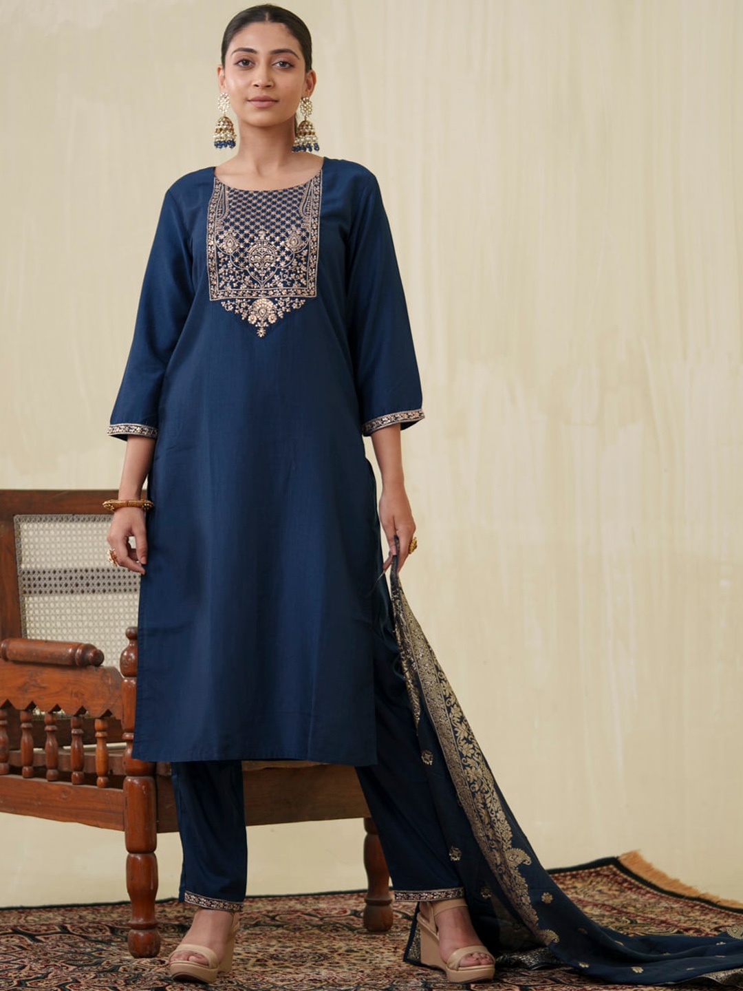 Ode by House of Pataudi Ethnic Motifs Yoke Design Sequinned Kurta With Trousers & Dupatta, Navy blue
Ode by House of Pataudi Ethnic Motifs Yoke Design Sequinned Kurta With Trousers & Dupatta, Navy blue