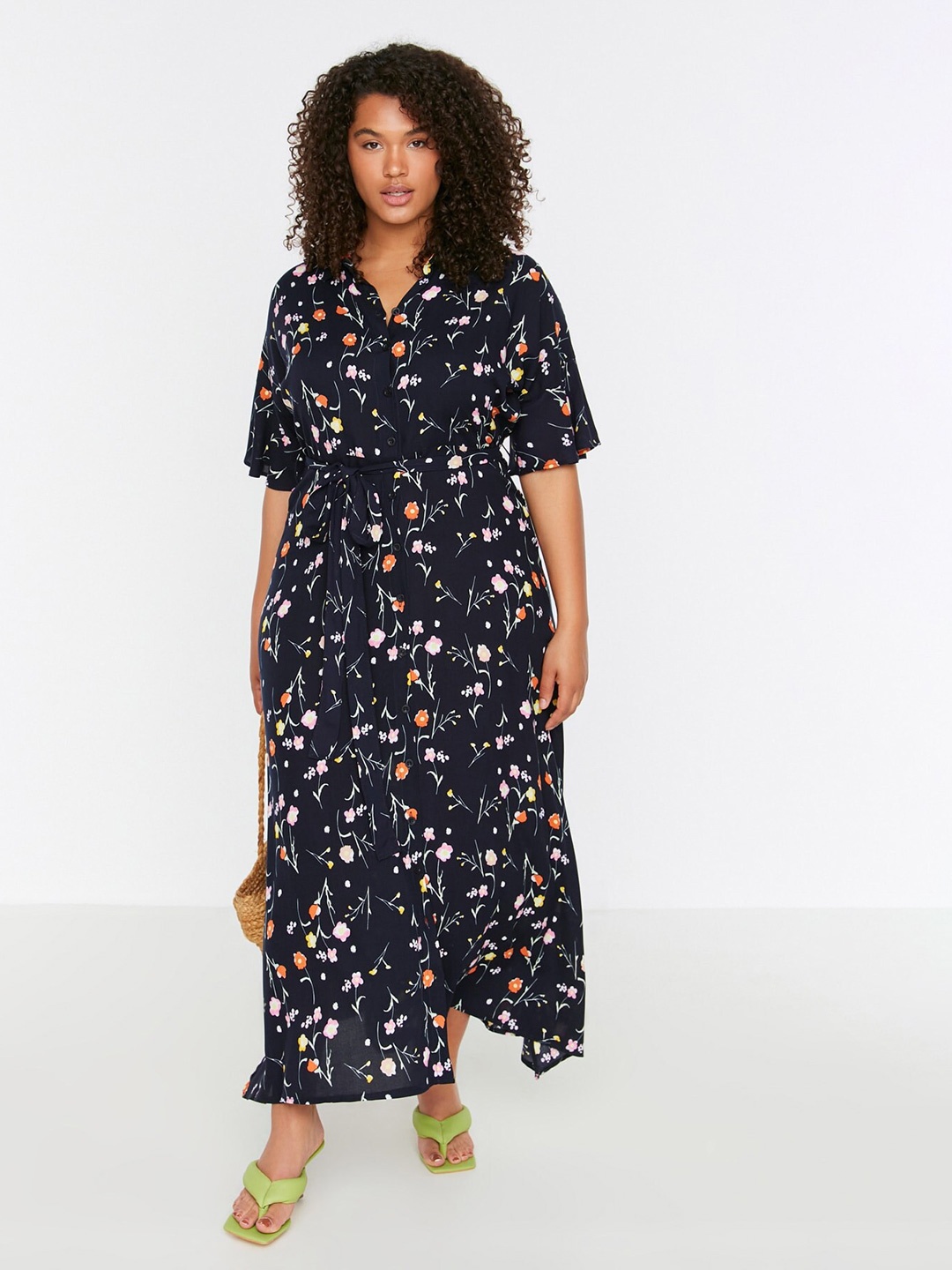 Trendyol Plus Size Floral Printed Shirt Collar Flared Sleeve Gathered A-Line Maxi Dress, Navy blue
Trendyol Plus Size Floral Printed Shirt Collar Flared Sleeve Gathered A-Line Maxi Dress, Navy blue