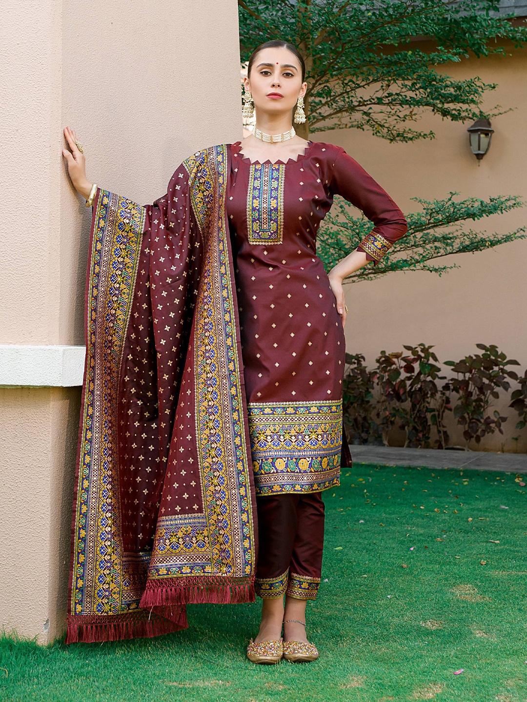 VISHNU WEAVES Ethnic Motifs Woven Design Zari Detail Pure Silk Unstitched Dress Material, Coffee brown
VISHNU WEAVES Ethnic Motifs Woven Design Zari Detail Pure Silk Unstitched Dress Material, Coffee brown