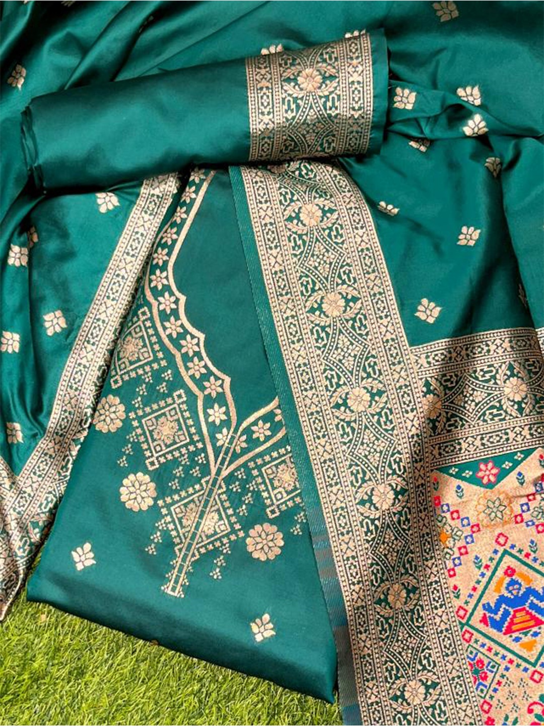 VISHNU WEAVES Ethnic Motifs Woven Design Zari Detail Pure Silk Unstitched Dress Material, Green
VISHNU WEAVES Ethnic Motifs Woven Design Zari Detail Pure Silk Unstitched Dress Material, Green