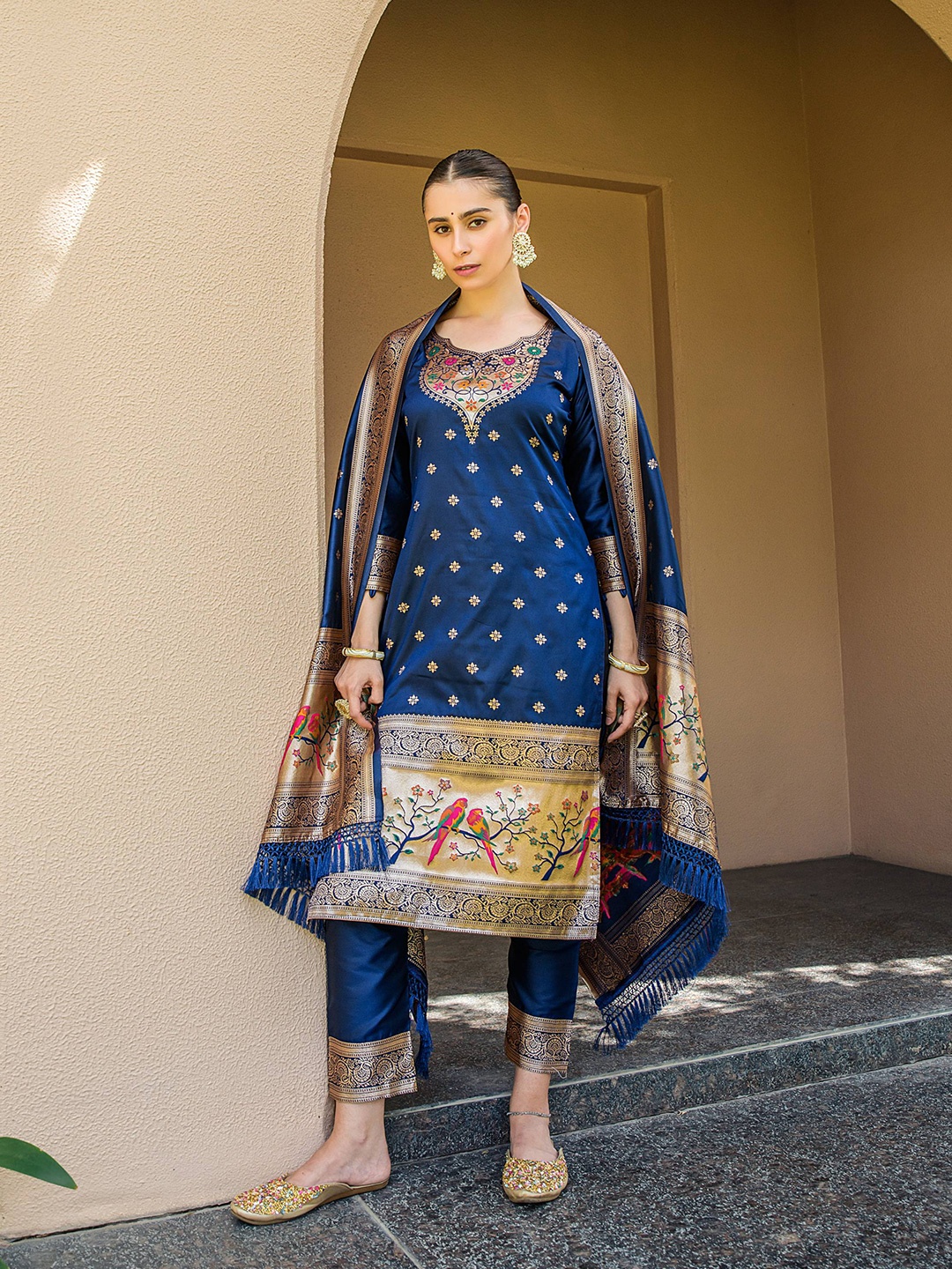 VISHNU WEAVES Ethnic Motifs Woven Design Pure Silk Unstitched Dress Material, Navy blue
VISHNU WEAVES Ethnic Motifs Woven Design Pure Silk Unstitched Dress Material, Navy blue
