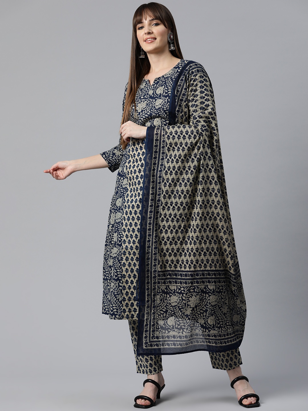 Readiprint Fashions Women Floral Printed Sequinned Cotton Kurta with Trousers & Dupatta, Navy blue
Readiprint Fashions Women Floral Printed Sequinned Cotton Kurta with Trousers & Dupatta, Navy blue