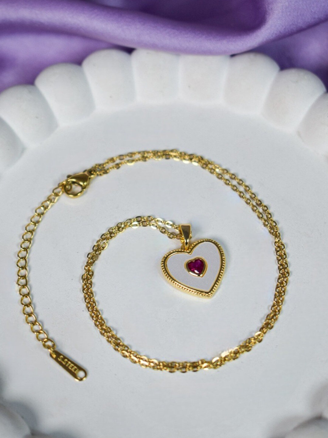 DressBerry Heart Shaped Pendant With Chain, Gold