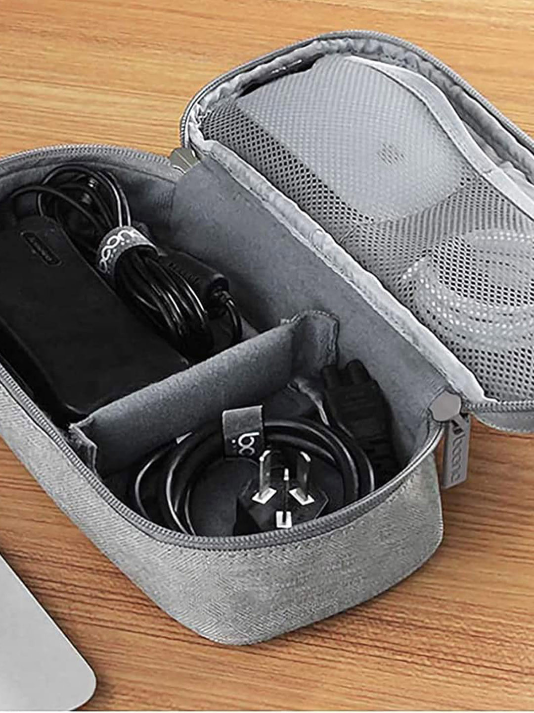 HOUSE OF QUIRK Grey Textured Oxford Waterproof & Portable Hard Travel Cord Organiser
HOUSE OF QUIRK Grey Textured Oxford Waterproof & Portable Hard Travel Cord Organiser