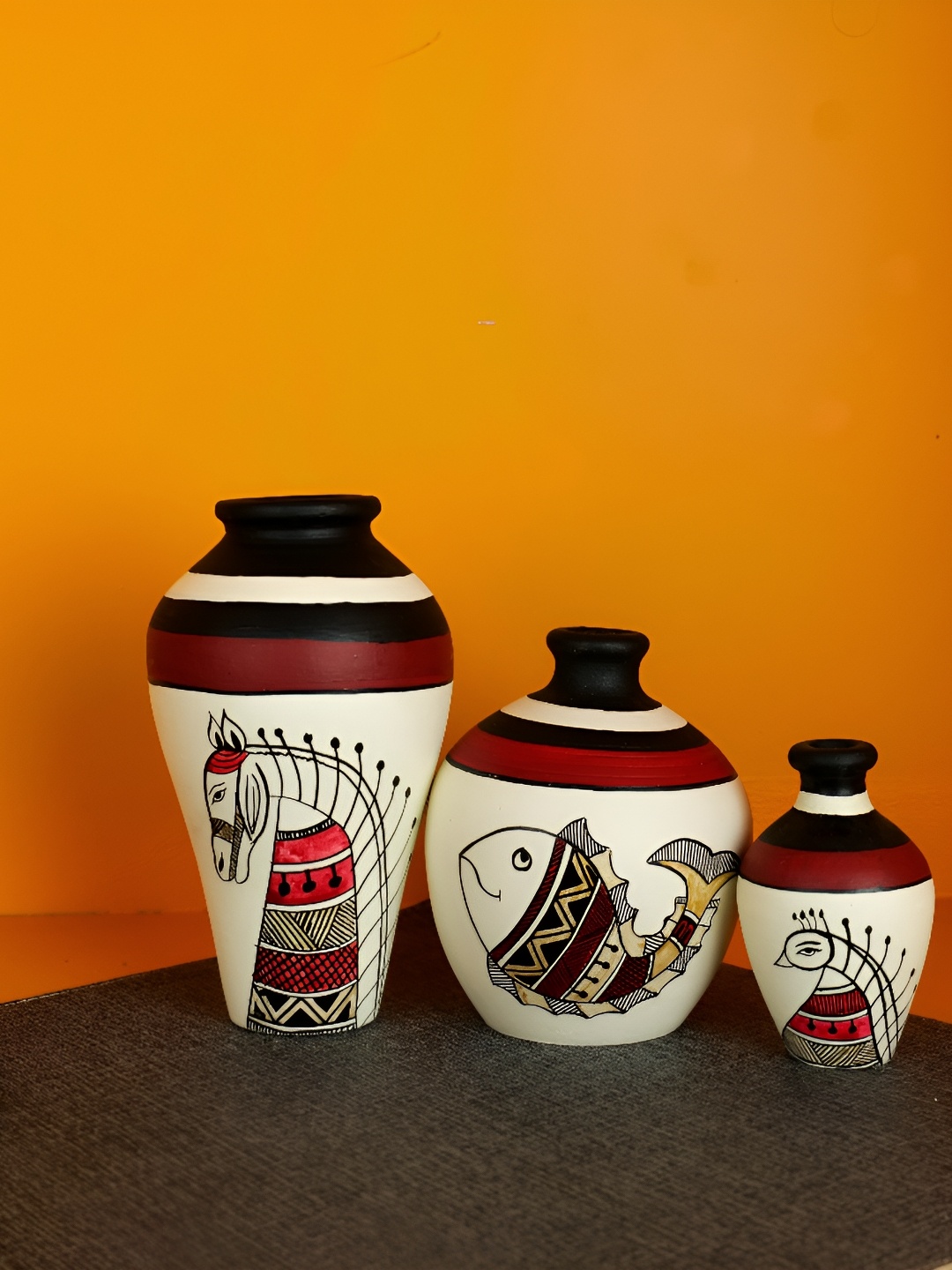 ARTYSTA BEAUTIFYING LIVES Cream-Coloured & Black 3 Pcs Madhubani Hand-Painted Flower Vases
ARTYSTA BEAUTIFYING LIVES Cream-Coloured & Black 3 Pcs Madhubani Hand-Painted Flower Vases