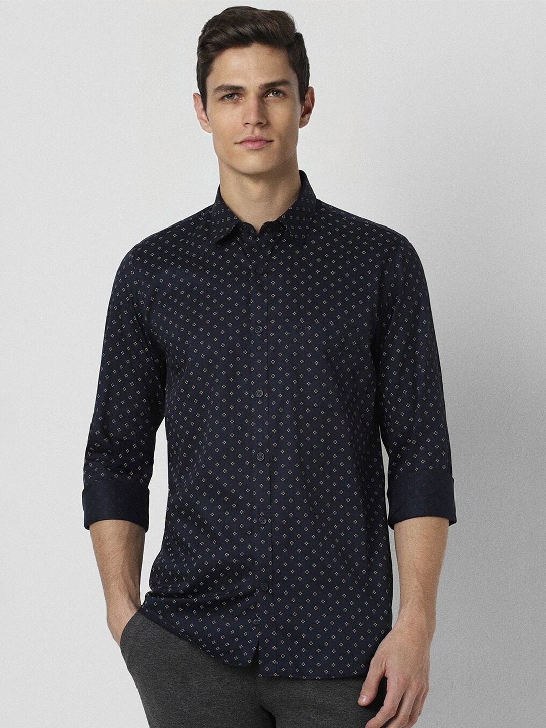 Peter England Casuals Slim Fit Micro Ditsy Printed Spread Collar Pure Cotton Casual Shirt, Navy blue
Peter England Casuals Slim Fit Micro Ditsy Printed Spread Collar Pure Cotton Casual Shirt, Navy blue
