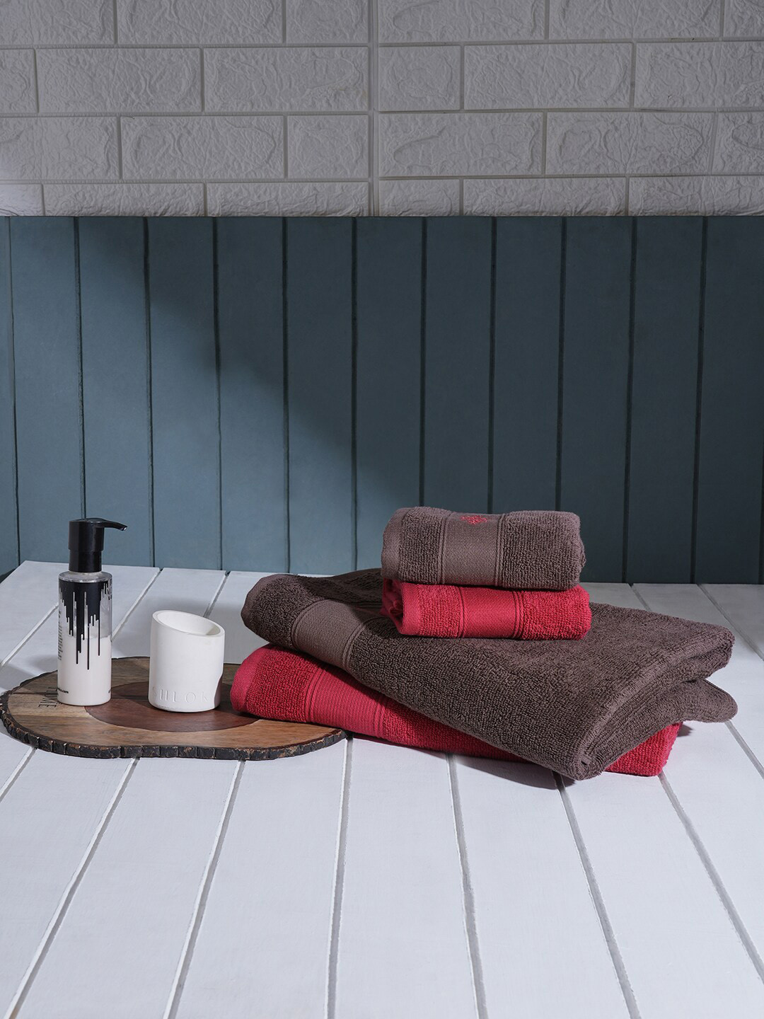 SPACES Aurum Red & Brown 4 Pieces Geometric Self Design Pure Cotton 400 GSM Towel Set
SPACES Aurum Red & Brown 4 Pieces Geometric Self Design Pure Cotton 400 GSM Towel Set