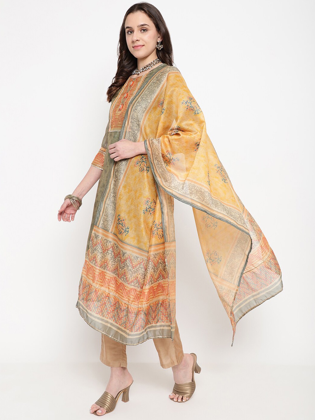 Be Indi Women Abstract Printed Chanderi Silk Kurta Set with Trouser & Dupatta, Green
Be Indi Women Abstract Printed Chanderi Silk Kurta Set with Trouser & Dupatta, Green