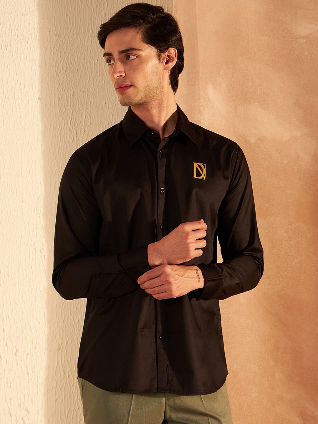 DENNISON Smart Slim Fit Foil Printed Spread Collar Long Sleeves Cotton Shirt, Black
DENNISON Smart Slim Fit Foil Printed Spread Collar Long Sleeves Cotton Shirt, Black