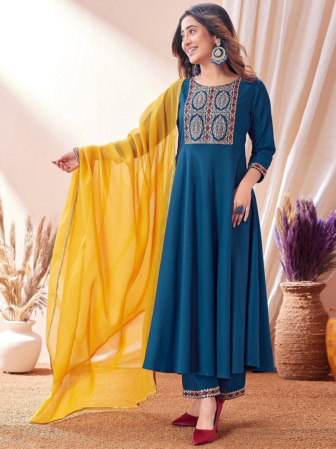 KALINI Ethnic Motifs Embroidered Round Neck Kurta with Trousers & Dupatta, Navy blue
KALINI Ethnic Motifs Embroidered Round Neck Kurta with Trousers & Dupatta, Navy blue