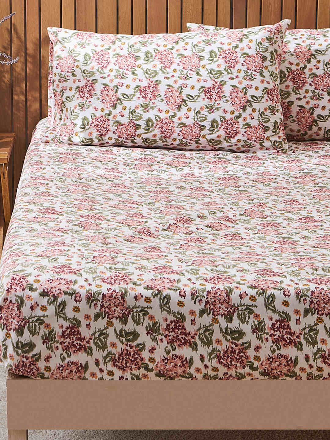 TEAL BY CHUMBAK Pixel White Floral Printed 104 TC Queen Bedsheet With 2 Pillow Covers, Brown
TEAL BY CHUMBAK Pixel White Floral Printed 104 TC Queen Bedsheet With 2 Pillow Covers, Brown