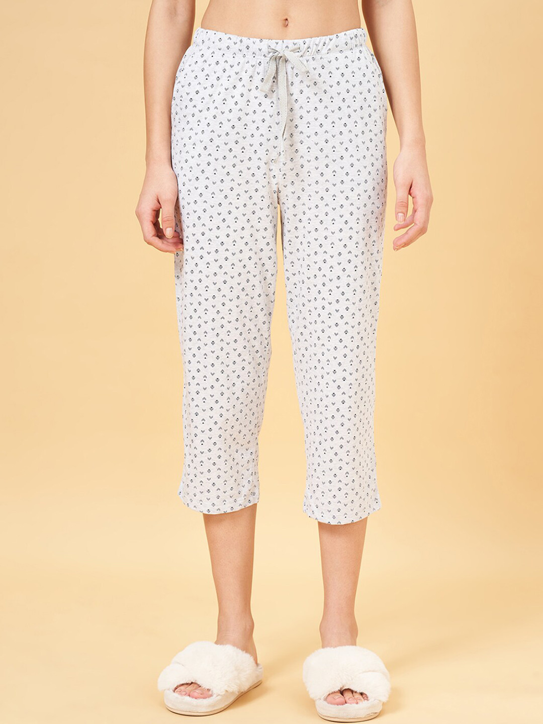 Dreamz by Pantaloons Women Geometric Printed Mid-Rise Pure Cotton Capri Lounge Pant, Grey 
Dreamz by Pantaloons Women Geometric Printed Mid-Rise Pure Cotton Capri Lounge Pant, Grey