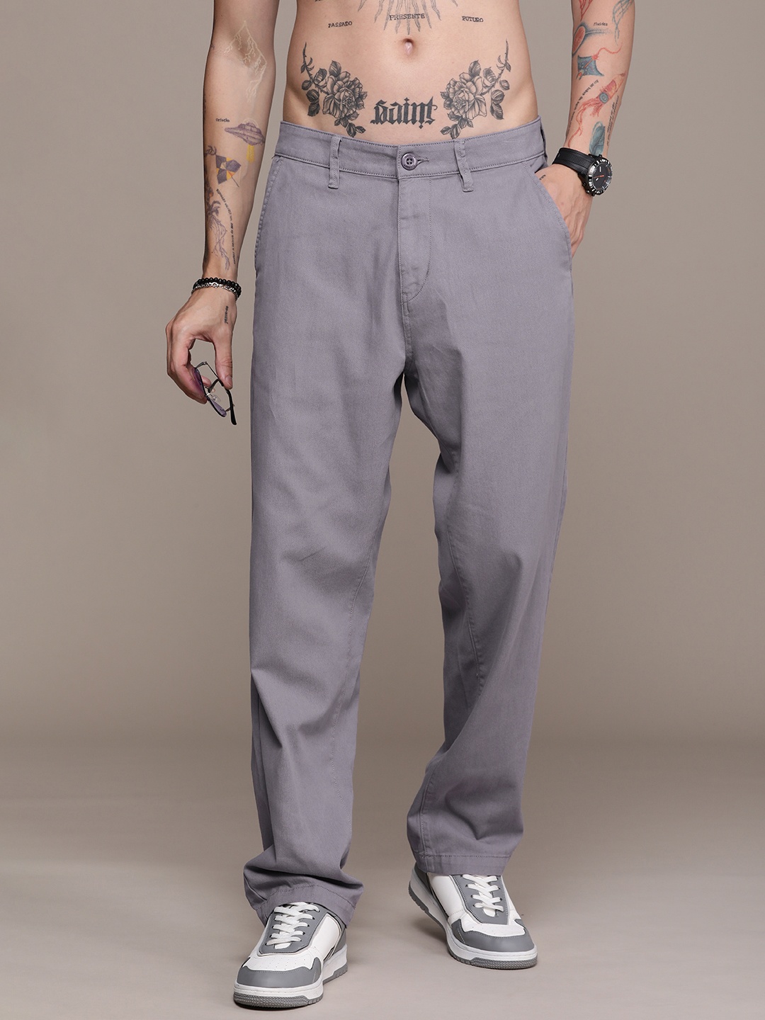 The Roadster Life Co. Men Straight Fit Pure Cotton Solid Mid Rise Chinos Trousers, Grey
The Roadster Life Co. Men Straight Fit Pure Cotton Solid Mid Rise Chinos Trousers, Grey