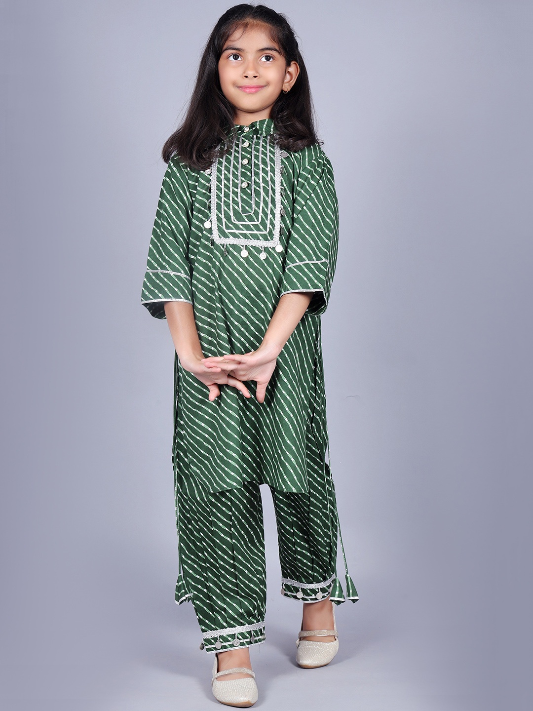 BAESD Girls Leheriya Printed Shirt Collar Gotta Patti Pure Cotton Kurta with Trousers, Green
BAESD Girls Leheriya Printed Shirt Collar Gotta Patti Pure Cotton Kurta with Trousers, Green