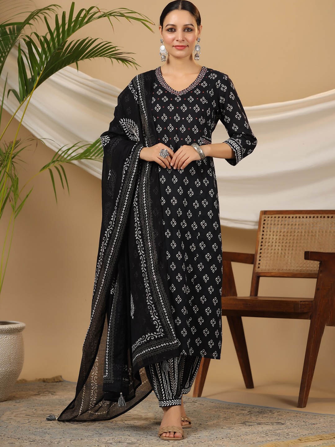 PIROH Floral Printed Mirror Work Pure Cotton Straight Kurta With Trouser & Dupatta, Black
PIROH Floral Printed Mirror Work Pure Cotton Straight Kurta With Trouser & Dupatta, Black