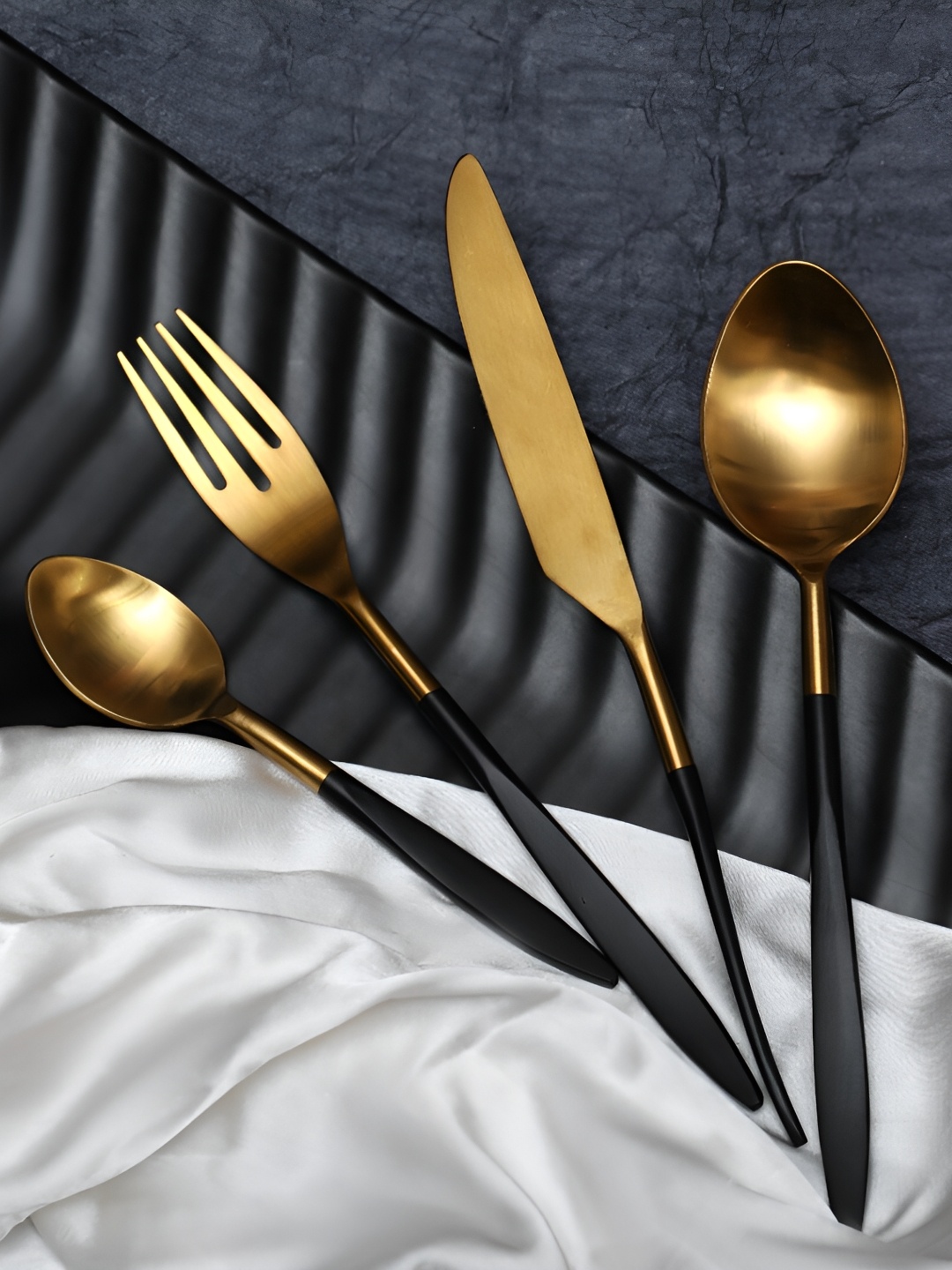 Decor de Maison Midnight Opulence Gold Toned & Black 4 Pieces Stainless Steel Cutlery Set
Decor de Maison Midnight Opulence Gold Toned & Black 4 Pieces Stainless Steel Cutlery Set