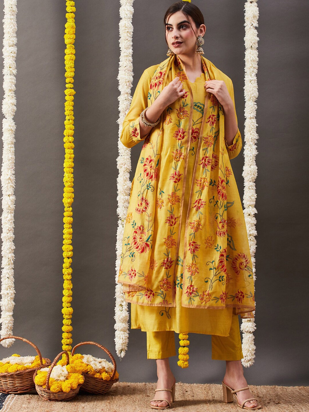 FASHOR Floral Printed Regular Thread Work Chanderi Silk Kurta With Trousers & Dupatta, Yellow
FASHOR Floral Printed Regular Thread Work Chanderi Silk Kurta With Trousers & Dupatta, Yellow