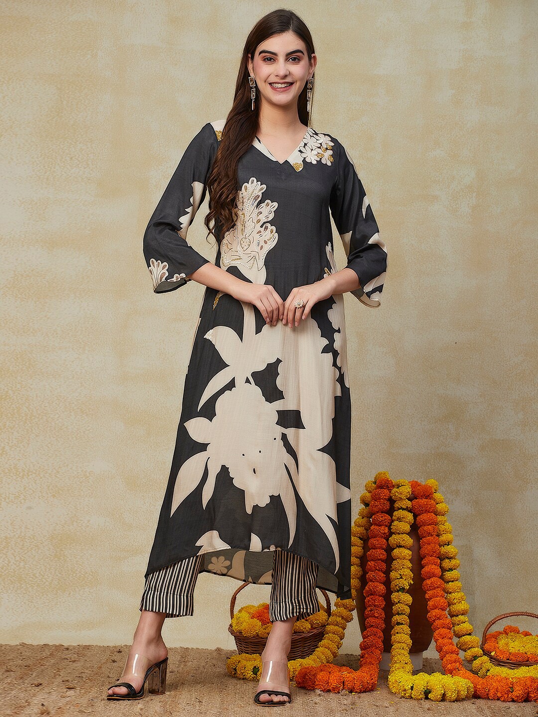 FASHOR Charcoal Floral Printed Regular Beads and Stones Straight Kurta with Trousers
FASHOR Charcoal Floral Printed Regular Beads and Stones Straight Kurta with Trousers