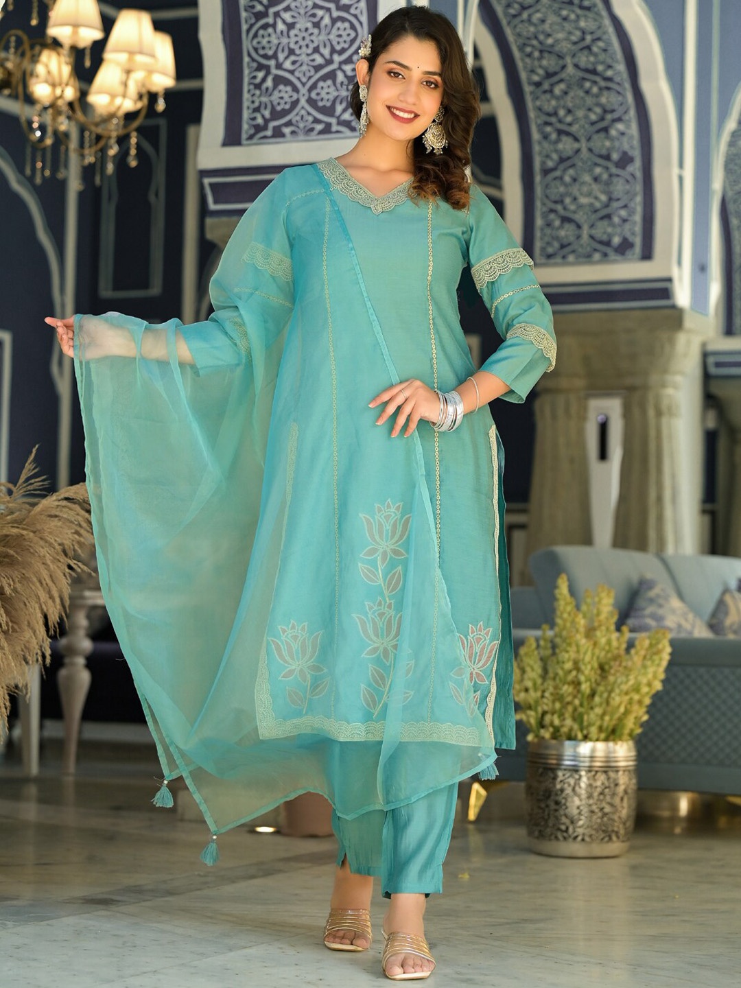 Readiprint Floral Embroidered Pure Silk Straight Kurta & Trousers With Dupatta, Teal
Readiprint Floral Embroidered Pure Silk Straight Kurta & Trousers With Dupatta, Teal