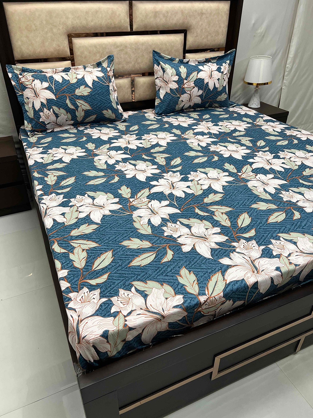 Pure Decor Blue & White Floral Printed 164 TC Fitted King Bedsheet with 2 Pillow Covers
Pure Decor Blue & White Floral Printed 164 TC Fitted King Bedsheet with 2 Pillow Covers