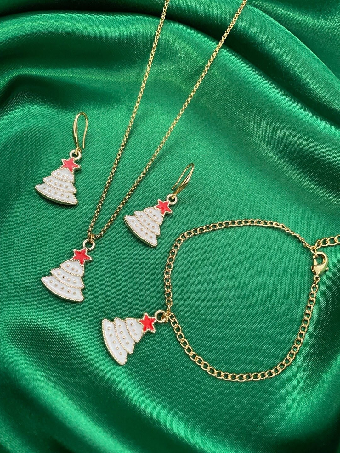 Digital Dress Room Gold-Plated Christmas Charm Enamelled Necklace & Earrings With Bracelet
Digital Dress Room Gold-Plated Christmas Charm Enamelled Necklace & Earrings With Bracelet
