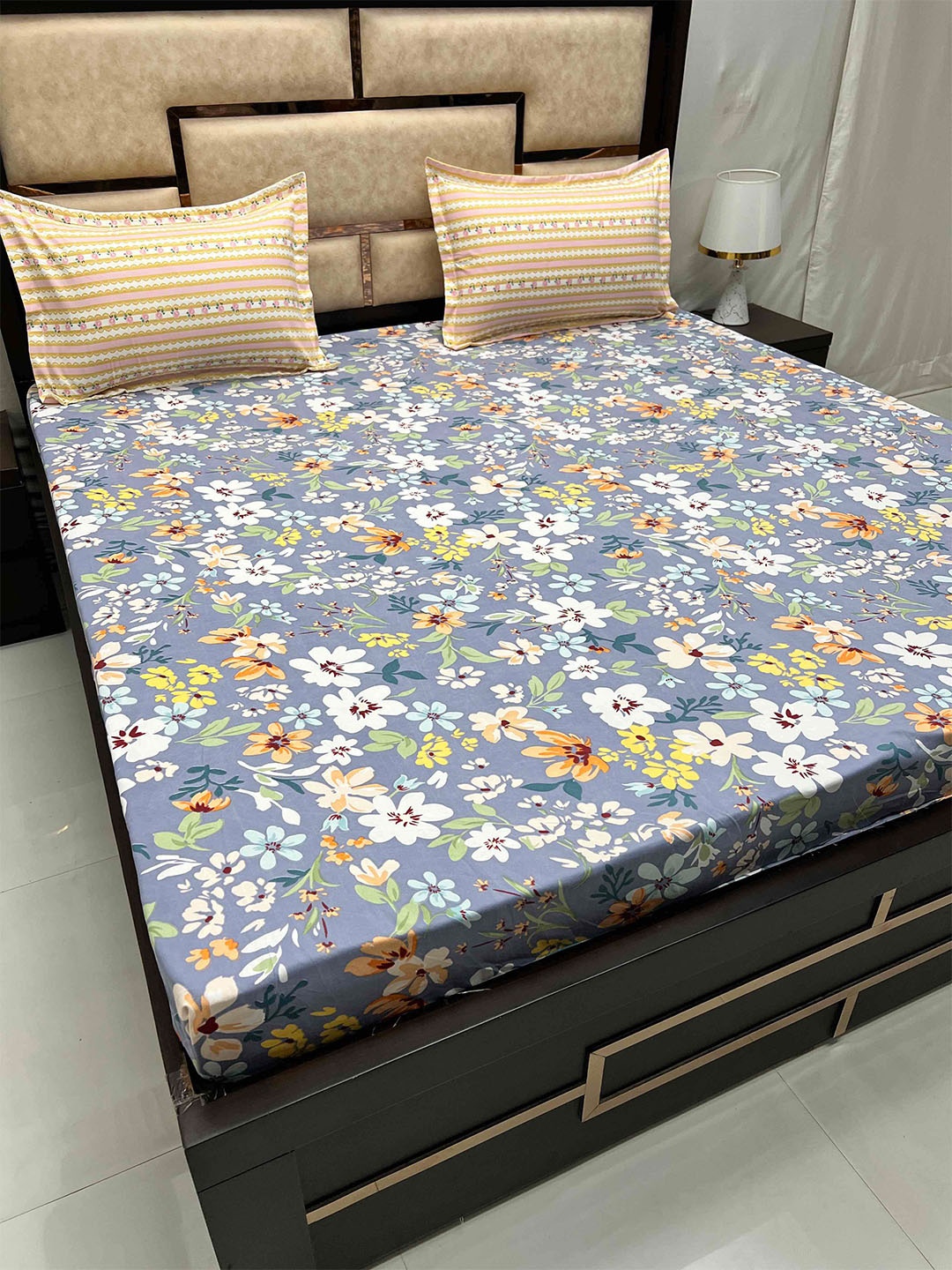 Pure Decor Leisure Fur Grey & Orange Floral 250 TC King Bedsheet with 2 Pillow Covers
Pure Decor Leisure Fur Grey & Orange Floral 250 TC King Bedsheet with 2 Pillow Covers