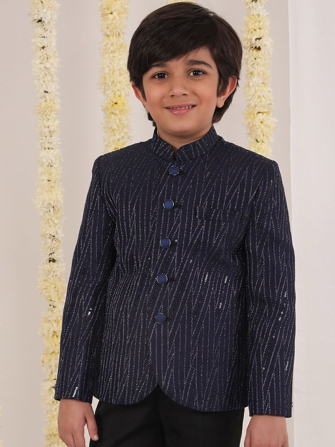 VASTRAMAY Boys Self-Design Mandarin Collar Slim-Fit Single-Breasted Bandhgala Blazer, Navy blue
VASTRAMAY Boys Self-Design Mandarin Collar Slim-Fit Single-Breasted Bandhgala Blazer, Navy blue