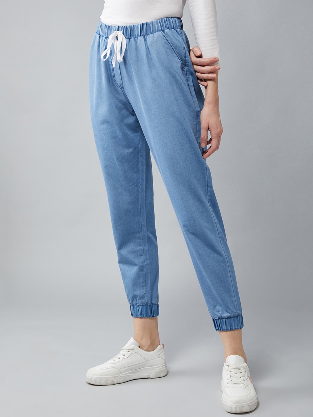 The Roadster Lifestyle Co. Women Clean Look Mid-Rise Cropped Stretchable Joggers, Blue
The Roadster Lifestyle Co. Women Clean Look Mid-Rise Cropped Stretchable Joggers, Blue