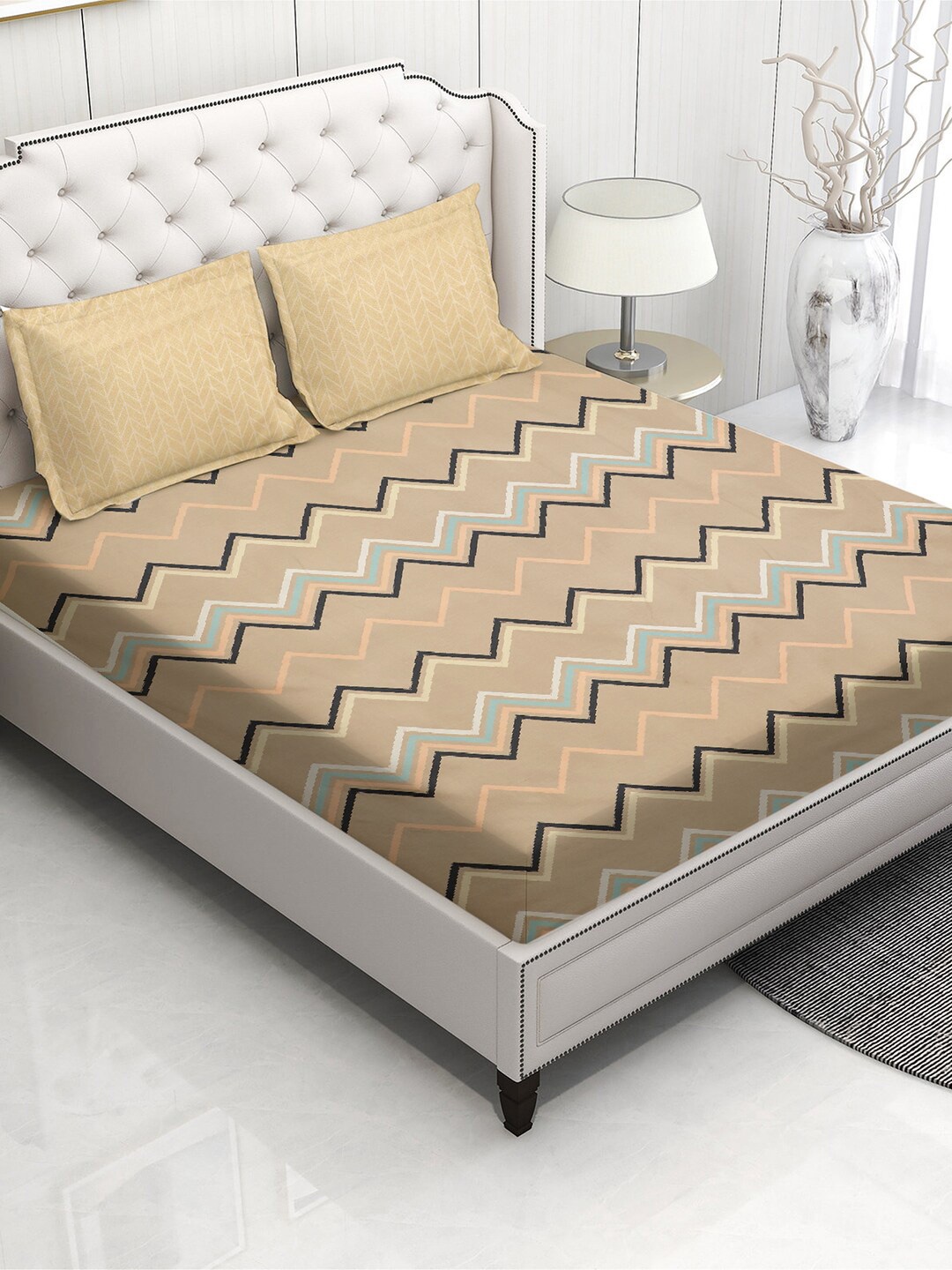 Miaz Lifestyle Beige & Black Geometric Cotton 210 TC King Bedsheet With 2 Pillow Covers
Miaz Lifestyle Beige & Black Geometric Cotton 210 TC King Bedsheet With 2 Pillow Covers