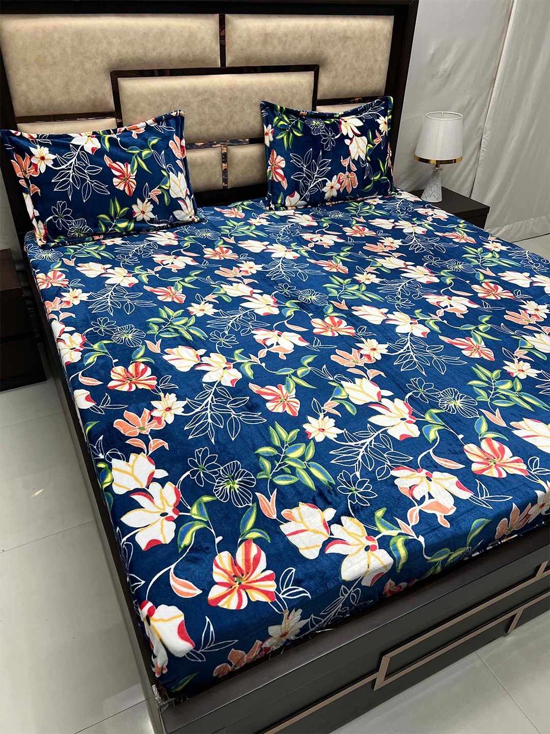 Pure Decor Cozy Blue & White Floral Printed 110 TC King Bedsheet With 2 Pillow Covers
Pure Decor Cozy Blue & White Floral Printed 110 TC King Bedsheet With 2 Pillow Covers