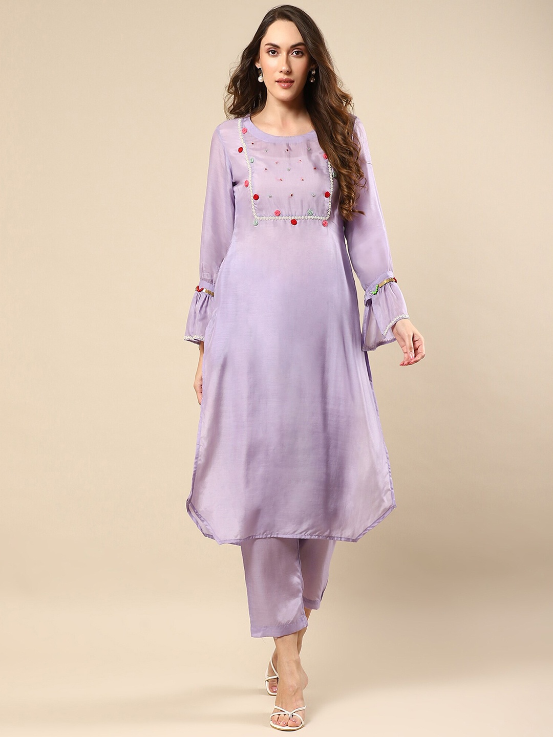 NH KAPDEWALA Ethnic Motifs Yoke Design Bell Sleeves Straight Kurta with Trousers, Purple
NH KAPDEWALA Ethnic Motifs Yoke Design Bell Sleeves Straight Kurta with Trousers, Purple