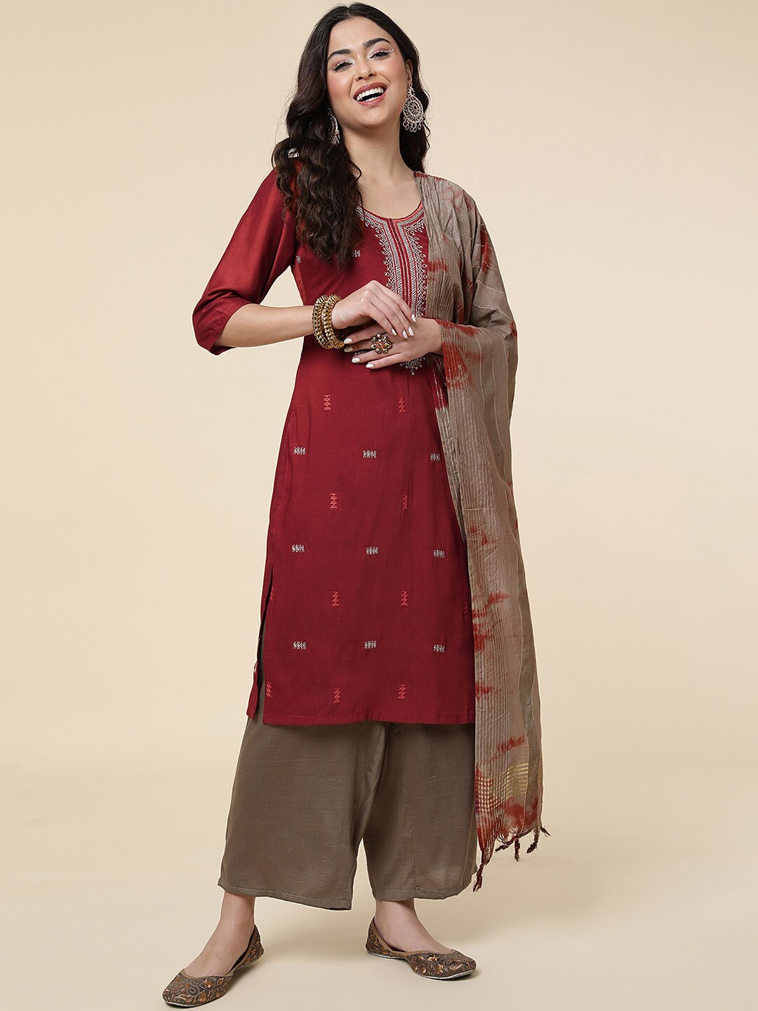 DIVASTRI Yoke Design Thread Work Regular Silk Chiffon Kurta With Palazzos & Dupatta, Maroon
DIVASTRI Yoke Design Thread Work Regular Silk Chiffon Kurta With Palazzos & Dupatta, Maroon