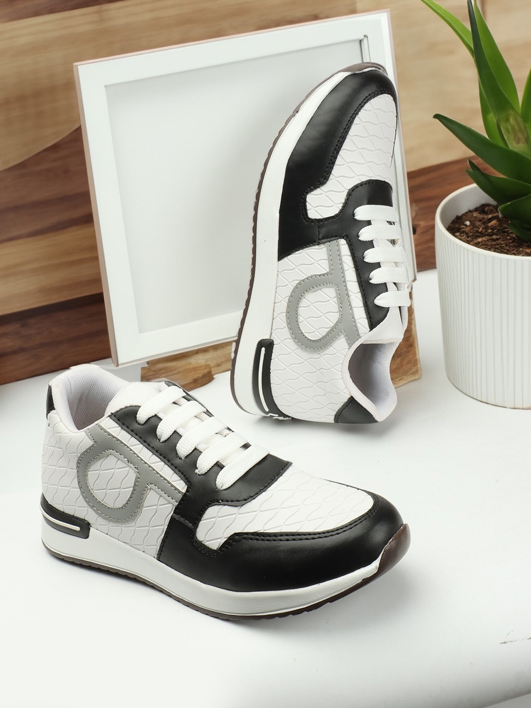 The Roadster Lifestyle Co. Women White & Black Colourblocked Comfort Insole Sneakers
The Roadster Lifestyle Co. Women White & Black Colourblocked Comfort Insole Sneakers