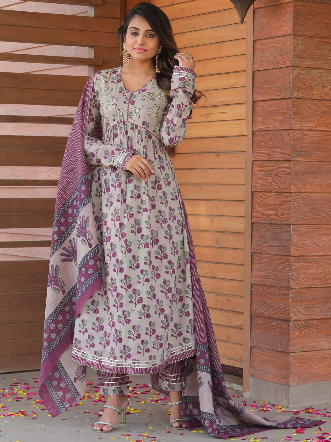 Rajnandini Floral Embroidered Zardozi Pure Cotton Kurta with Trousers & With Dupatta, Grey
Rajnandini Floral Embroidered Zardozi Pure Cotton Kurta with Trousers & With Dupatta, Grey